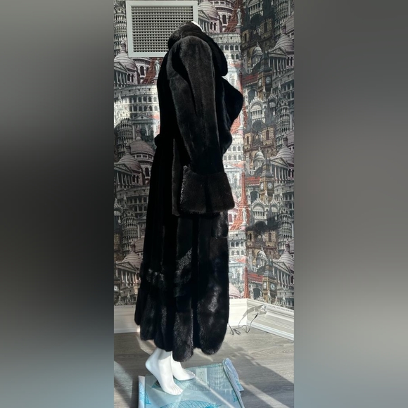 Black diamond Mink coat. - Picture 6 of 12